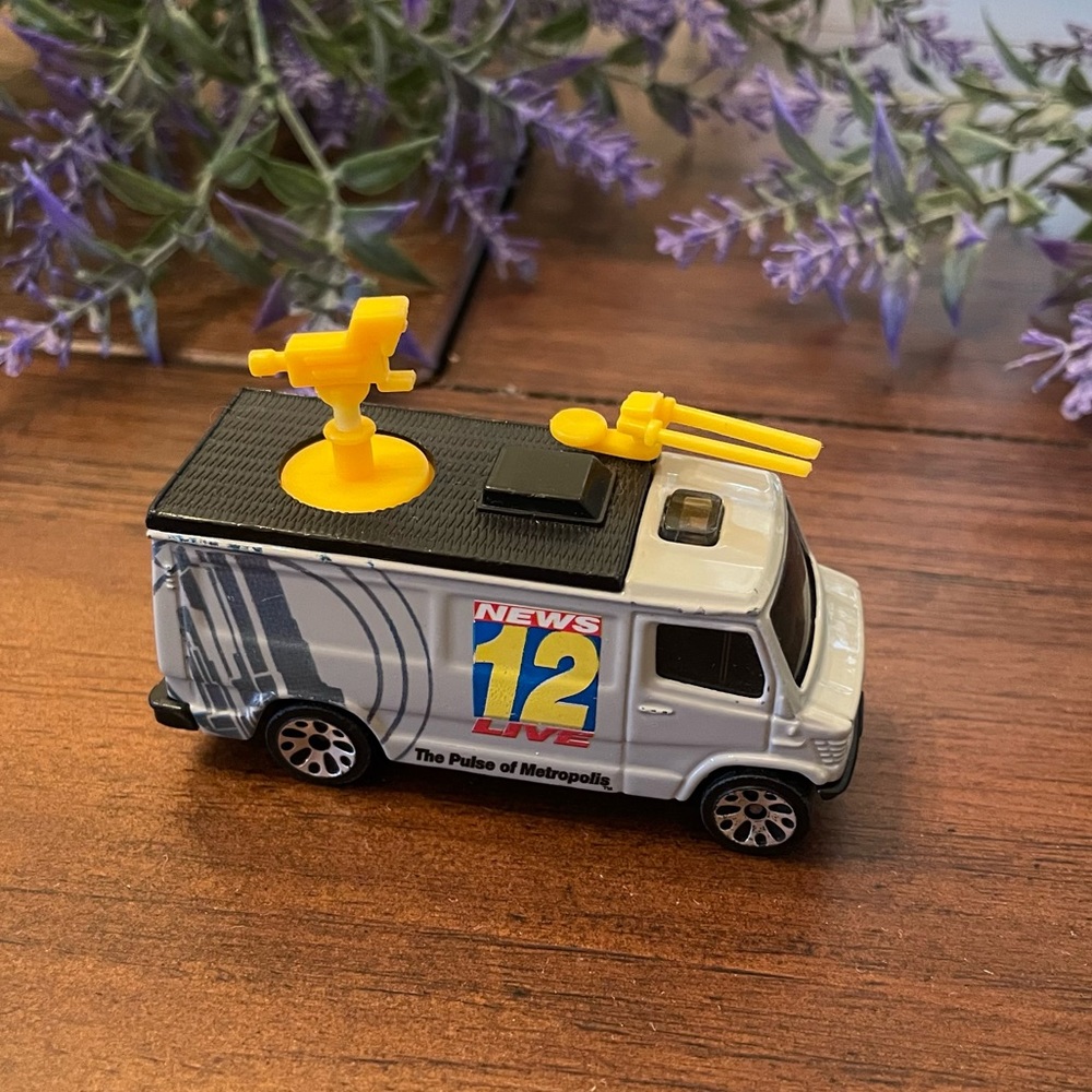 SOLD 😊1989 Matchbox Mattel News 12 Live News Truck (2 3/4”W x 1”D)